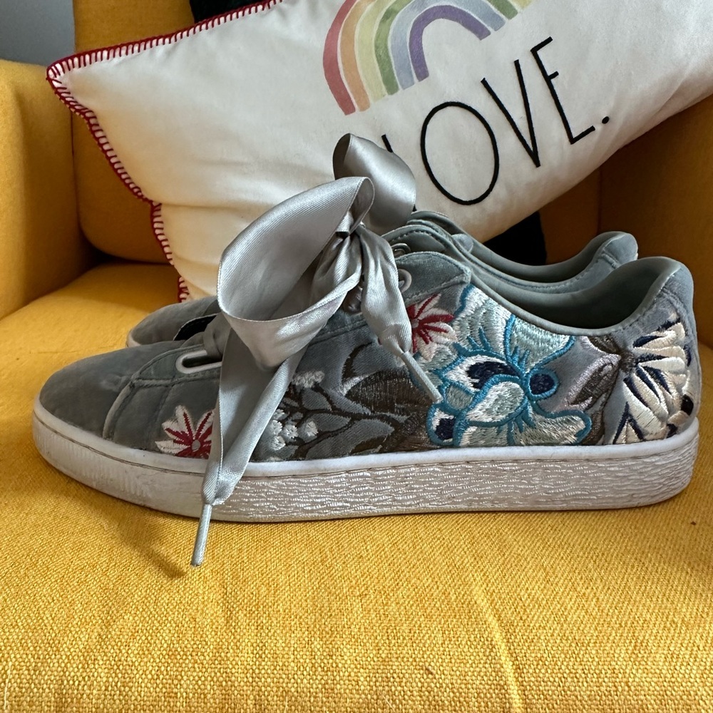 Super Cute Women’s sage green floral embroidered Puma sneakers size 9.5